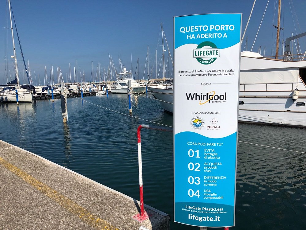 AndreaBertaglio's tweet image. #Seabin è un cestino di raccolta #rifiuti che galleggiano in acqua in grado di catturare circa 1,5 kg di detriti al giorno, comprese #microplastiche, e #microfibre. Presentato ora a #Fano all'evento #Plasticless di @lifegate.