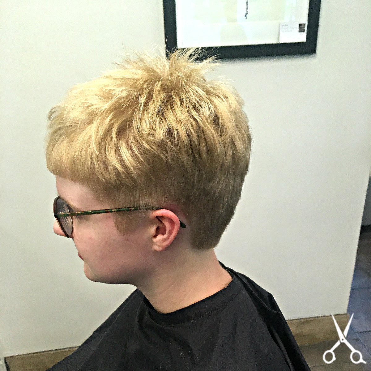 TheSalonGL6's tweet photo. A choppy ✂️and funky start to the new academic year 🎓
#choppyhair #freshtrim #newstyle #lookinggreat #academicyear #easytomanage #choppy #undercut #salon #hairstyles #hairdresser #cuttinghair #nailsworth #stroud #forestgreen #salonlife #haircolouring https://t.co/4o3IjokA14