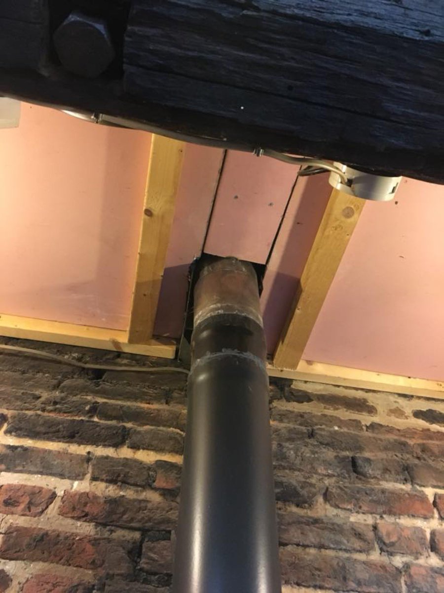 specflue's tweet image. Friday's #Quiz - Can anyone tell us what's wrong with this install? #AreFlueKiddingMe #Badinstall #wallofshame