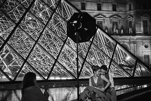 When the sun sets, they all come out to play. Couples queue with their photographers to get the best positions in front of the glass pyramid. Pretty cheesy, but I found this incredible. Within half an hour I saw 20 just like this. ⠀

#louvre #lo… ift.tt/2NGE3Xz