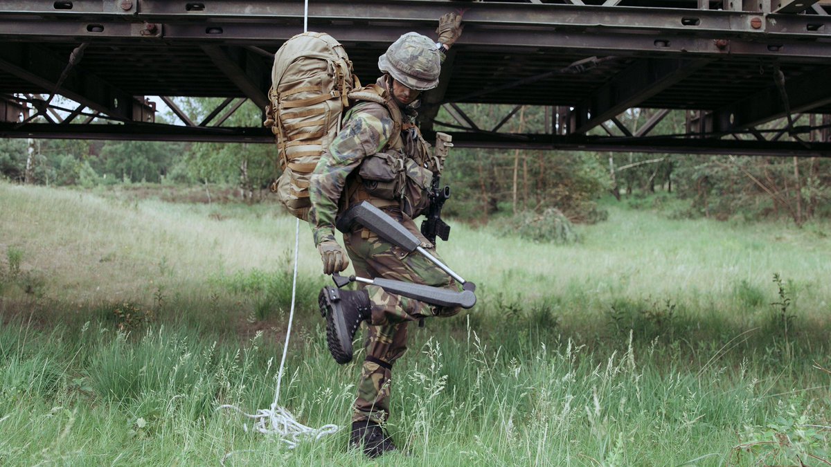 Oceanz3Dprint's tweet image. De 3D geprinte Exobuddy is in staat om gedurende de gehele loopcyclus zo’n 80% van de draaglast van een militair te dragen. Het resultaat? Minder blessures, pijn en een verhoogde doelmatigheid. 
Kijk voor meer info en voordelen op: oceanz.eu/over/praktijkc…
#3Dprinten #defensie