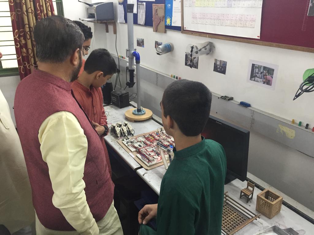 PrakashJavdekar's tweet photo. Ahead of my interaction with students at Jnana Prabodhini, had a glimpse of excellent exhibition put up by the students.
@PIB_India @PIBMumbai https://t.co/Uex79ljjw3