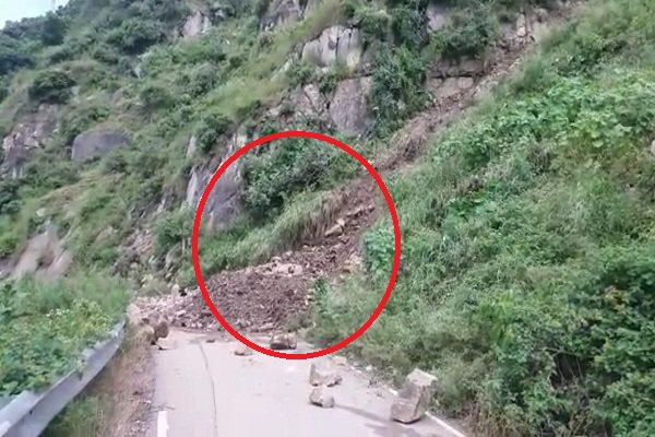 भूस्खलन के कारण नैना देवी जाने वाला सर्कुलर रोड बंद, श्रद्धालुओं को आई परेशानी
himachal.punjabkesari.in/himachal-prade…  #Bilaspur #NainaDevi #CircularRoad #Landslide #Rain #Devotees