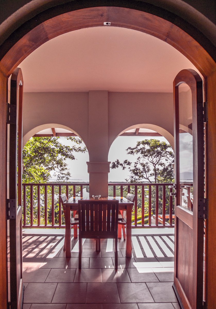 sanctuminle's tweet image. We think a delicious meal on a private balcony with a view like this is a perfect way to kick off the weekend in style. Do you agree? #weekendinstyle #weekendvibes #mealgoals #inlelake