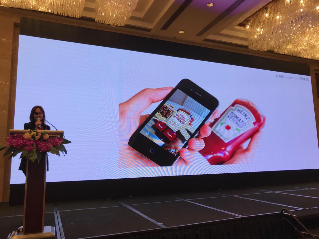 Stratcom_B's tweet image. Gail Macleod on stage at the Global Trends in #Packaging and #Branding Forum in Shanghai. She&apos;s talking- #BlackTechnology #tasteface #heinzketchup #glbameets #stratcombranding #consumer