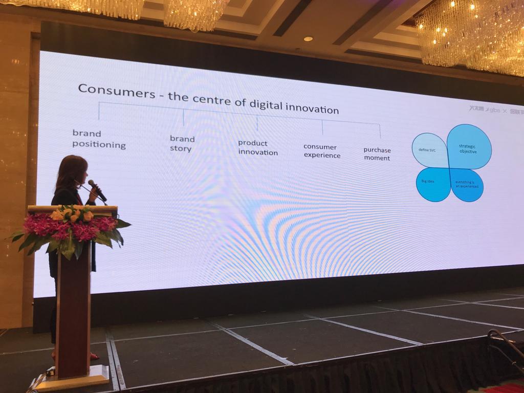 Stratcom_B's tweet image. Gail Macleod on stage at the Global Trends in #Packaging and #Branding Forum in Shanghai. She&apos;s talking- #BlackTechnology #tasteface #heinzketchup #glbameets #stratcombranding #consumer