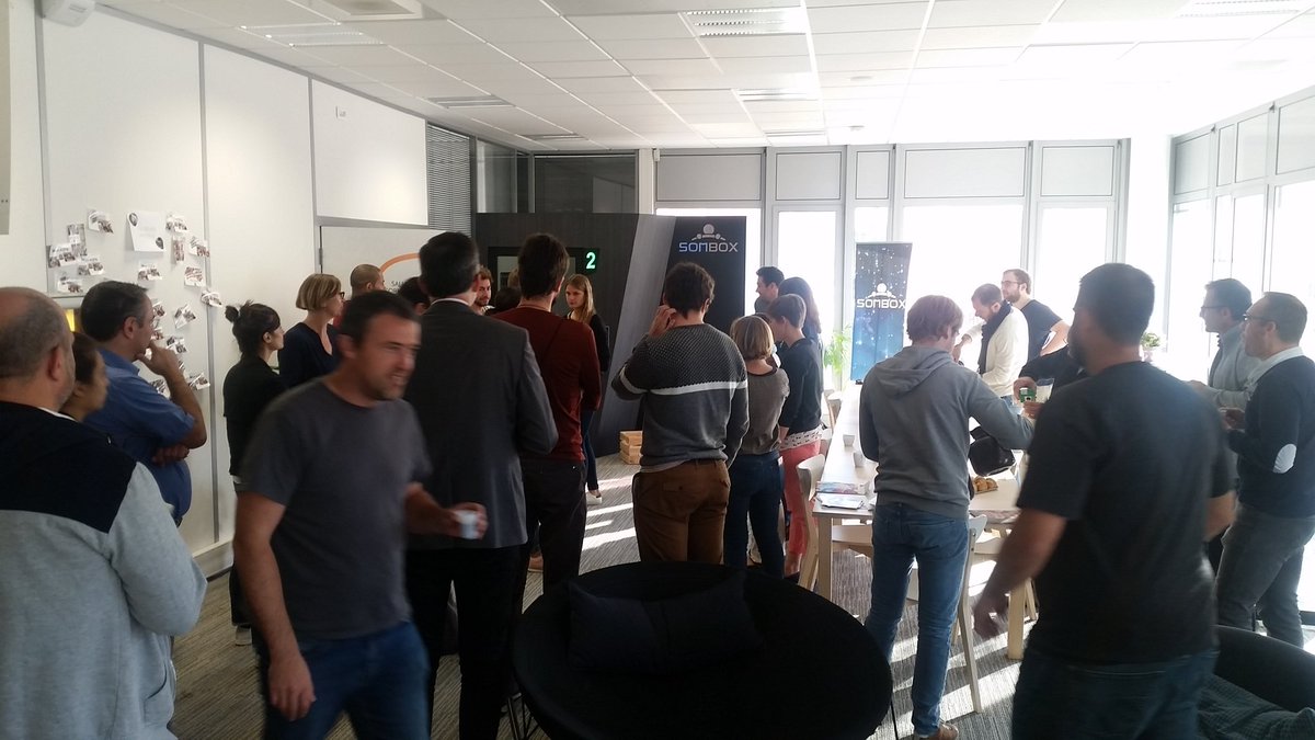 Il y a du monde ce matin <a href="/forumdigital14/">Forum digital</a> pour la présentation du nouveau service proposé aux occupants : une <a href="/Sombox_Officiel/">Sombox Officiel</a> ! Après une sieste, la productivité au travail augmente de 30% !