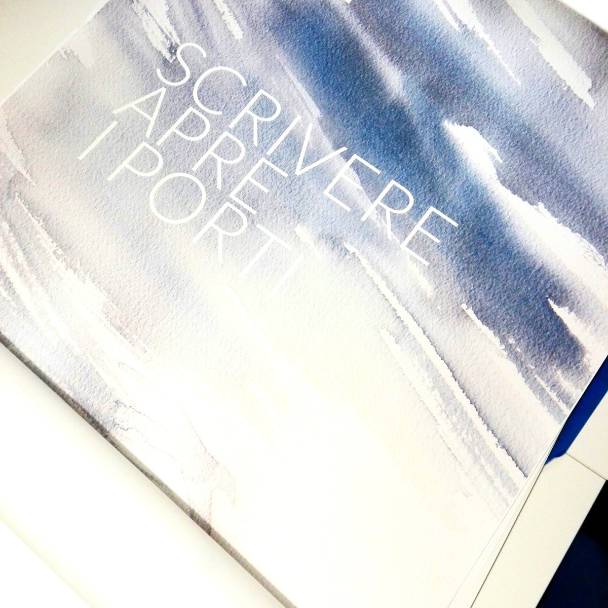 Dal 19/9 li troverete sui muri della città! Trovate e condividete i nostri manifesti se anche per voi #scrivereapreiporti ✍

Illustrazione di #NicolaMagrin