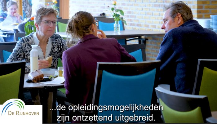 De Rijnhoven biedt woon-zorgmogelijkheden voor senioren in Utrecht en omgeving. Medewerkers van De Rijnhoven maken tijdens de jaarlijkse kennis- en inspiratiemarkt enthousiast kennis met de nieuwe leeromgeving TCG Academy!