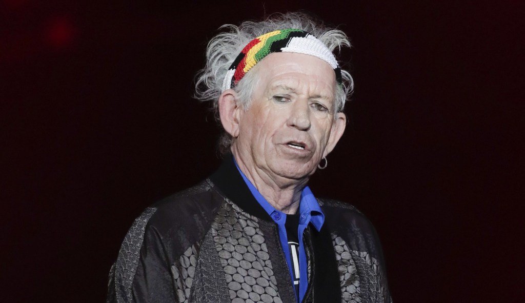 OptiMet1's tweet photo. Keith Richards and daughters https://t.co/UiPDbAH3zR https://t.co/CDVEKKO0bQ