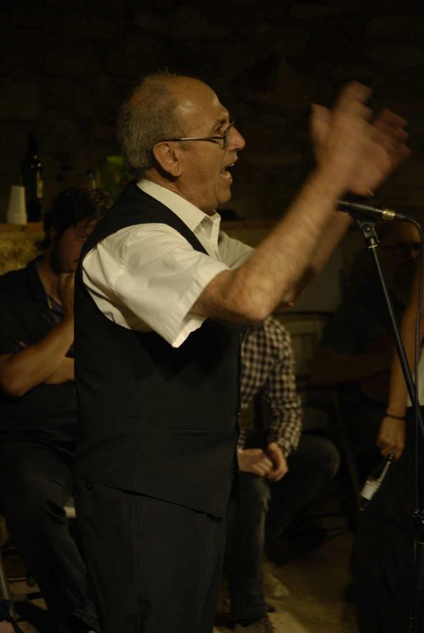 La #jota cantada improvisada és identitària a les Terres de l’#Ebre. Necessita al capdavant d’una rondalla un enversador amb capacitat per a improvisar cotes reivindicatives, polítiques, humorístiques o picants… 
ipcite.cat/ipcite/musica-…