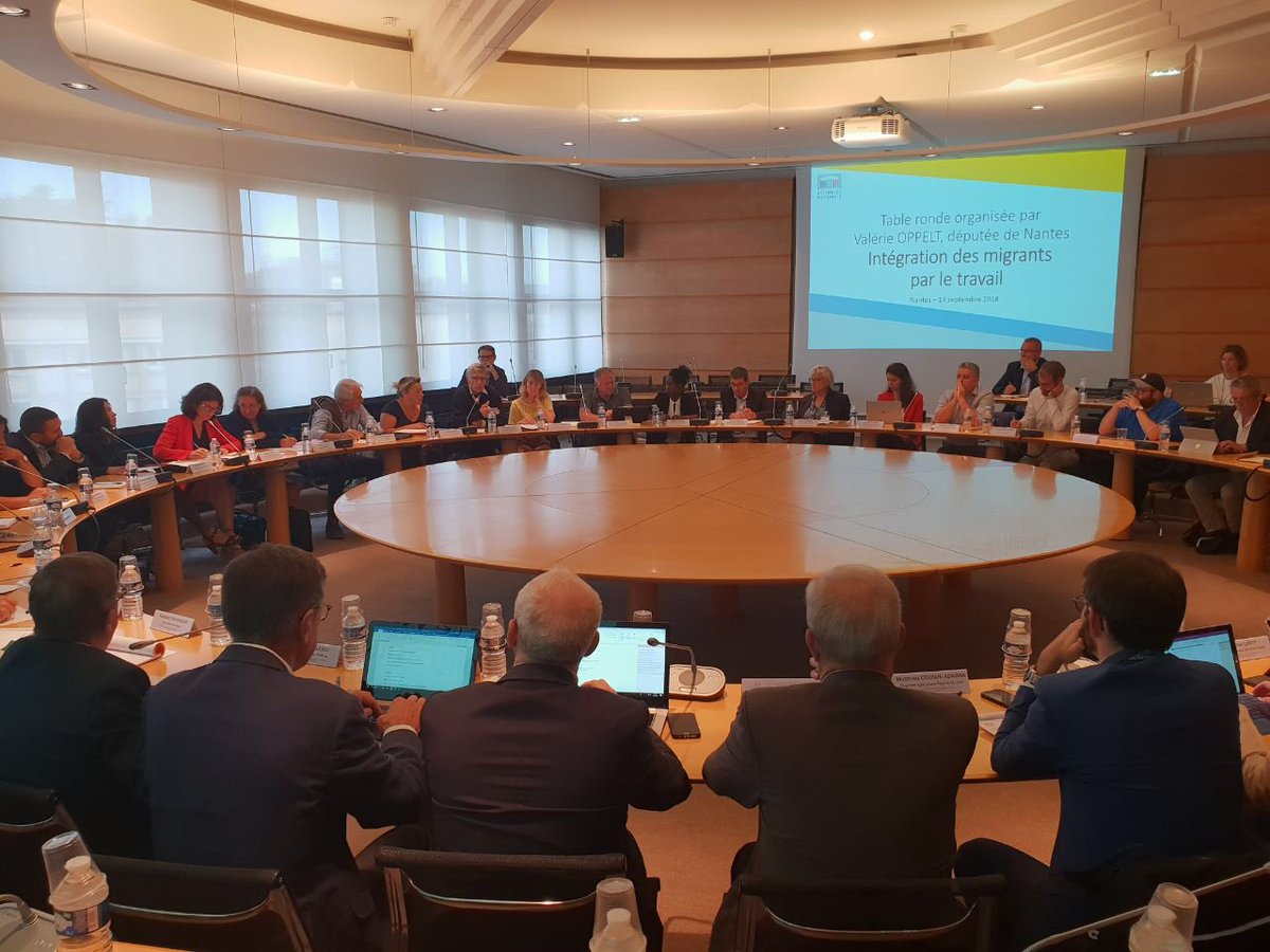 valerie_oppelt's tweet photo. Plus de 40 personnes réunies pour la
table ronde sur l’intégration des #migrants par le #travail que j’organise aujourd’hui. #Nantes 
 Services de l’État, élus, associations, syndicats, entreprises... tous ensemble pour trouver des axes de travail. https://t.co/m2yfSJqtGM