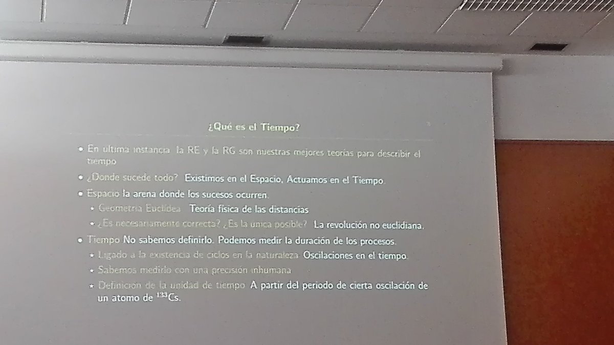 AngelaMedTra's tweet photo. #ENFIS18 ¿Qué es el tiempo? El reloj que yo llevo en mi bolsillo mide mi tiempo propio, no el tiempo "absoluto" https://t.co/4peU4Zsld2