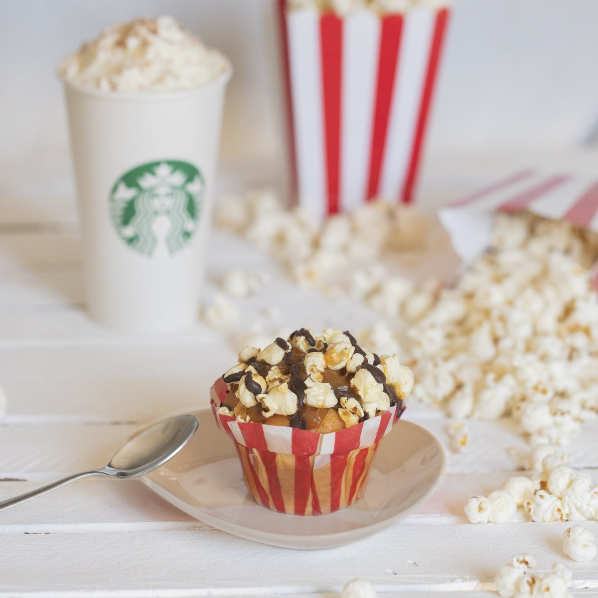 starbucks_es's tweet photo. Luces, cámara… #MuffinPopcorn! 🎬🍿 #UnOtoñoParaQuedarse https://t.co/p16aYKSFpb