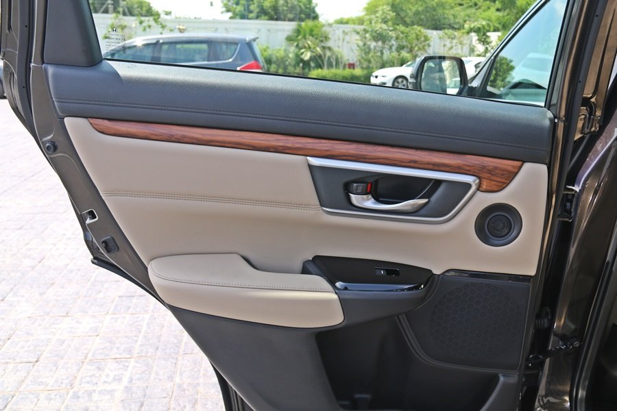 SomChaterji's tweet image. In terms of interiors, it's easily the best yet from @HondaCarIndia and  #newcrv takes a leap with a plush and well put together cabin. More space now too. Touchscreen is slick and quality of materials is high- for its expected price class best.