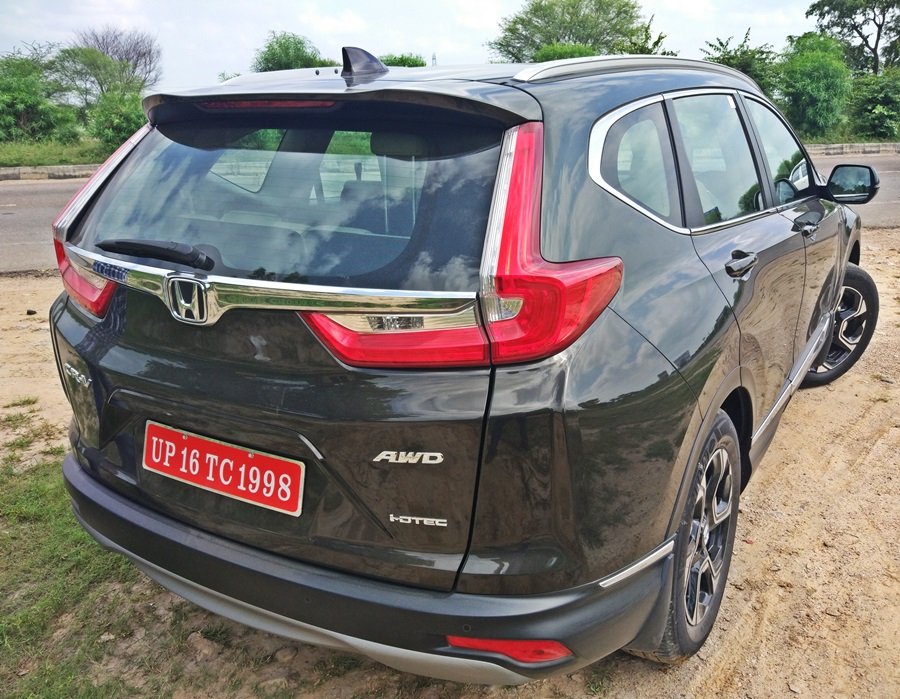 SomChaterji's tweet image. So I can finally share my opinions on the @HondaCarIndia #newcrv which I drove recently. In terms of looks, there is a huge improvement in the new generation, it's longer, wider and taller with a more upright stance. Dark colours suits it's more.