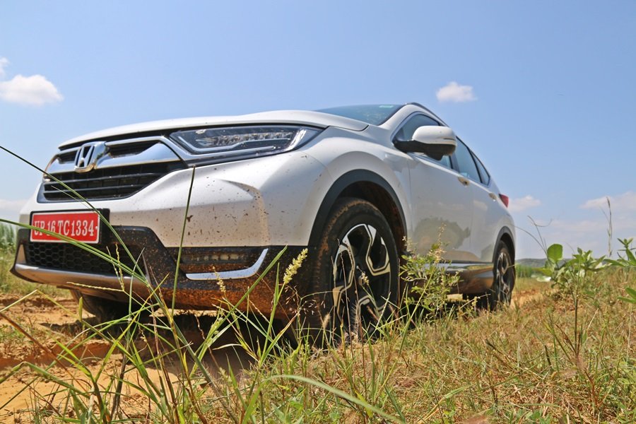 SomChaterji's tweet image. So I can finally share my opinions on the @HondaCarIndia #newcrv which I drove recently. In terms of looks, there is a huge improvement in the new generation, it's longer, wider and taller with a more upright stance. Dark colours suits it's more.