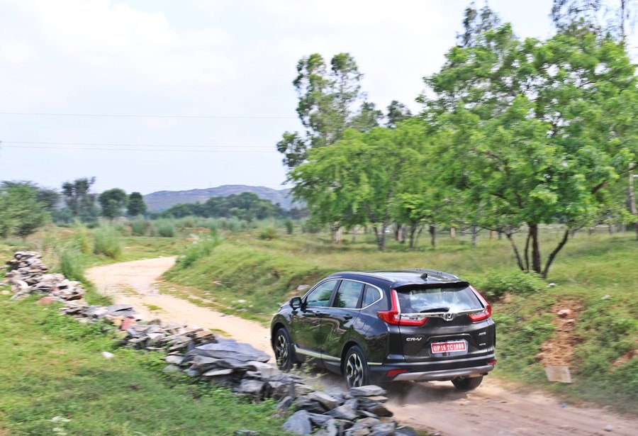 SomChaterji's tweet image. Finally between  the @HondaCarIndia #newcrv petrol and diesel I choose the diesel. The 9 speed auto is excellent and I like the smooth and constant build of power. Dont let the engine size fool u, the gearbox and torque makes this an able cruiser. More imp, it drives well.