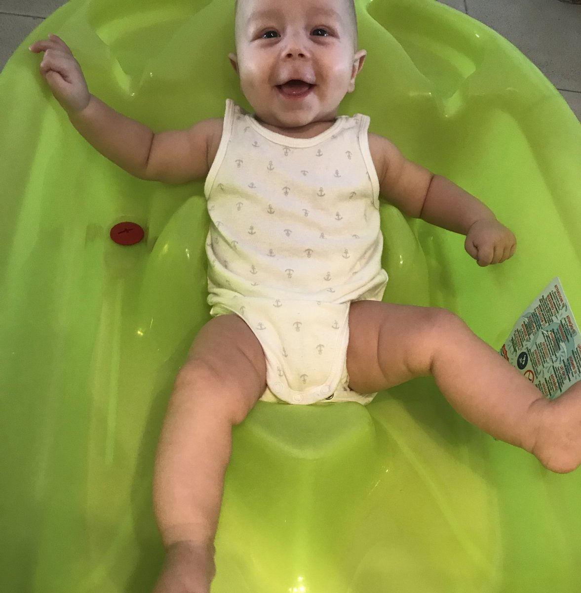 Mamayprofesora's tweet image. Así se ducha cada día una #mamareal acomañada por un bebé dentro de su bañera sin agua! Y vosotros/as como lo hacéis? #madrestuiteras #madres #mamarazzi #mamas