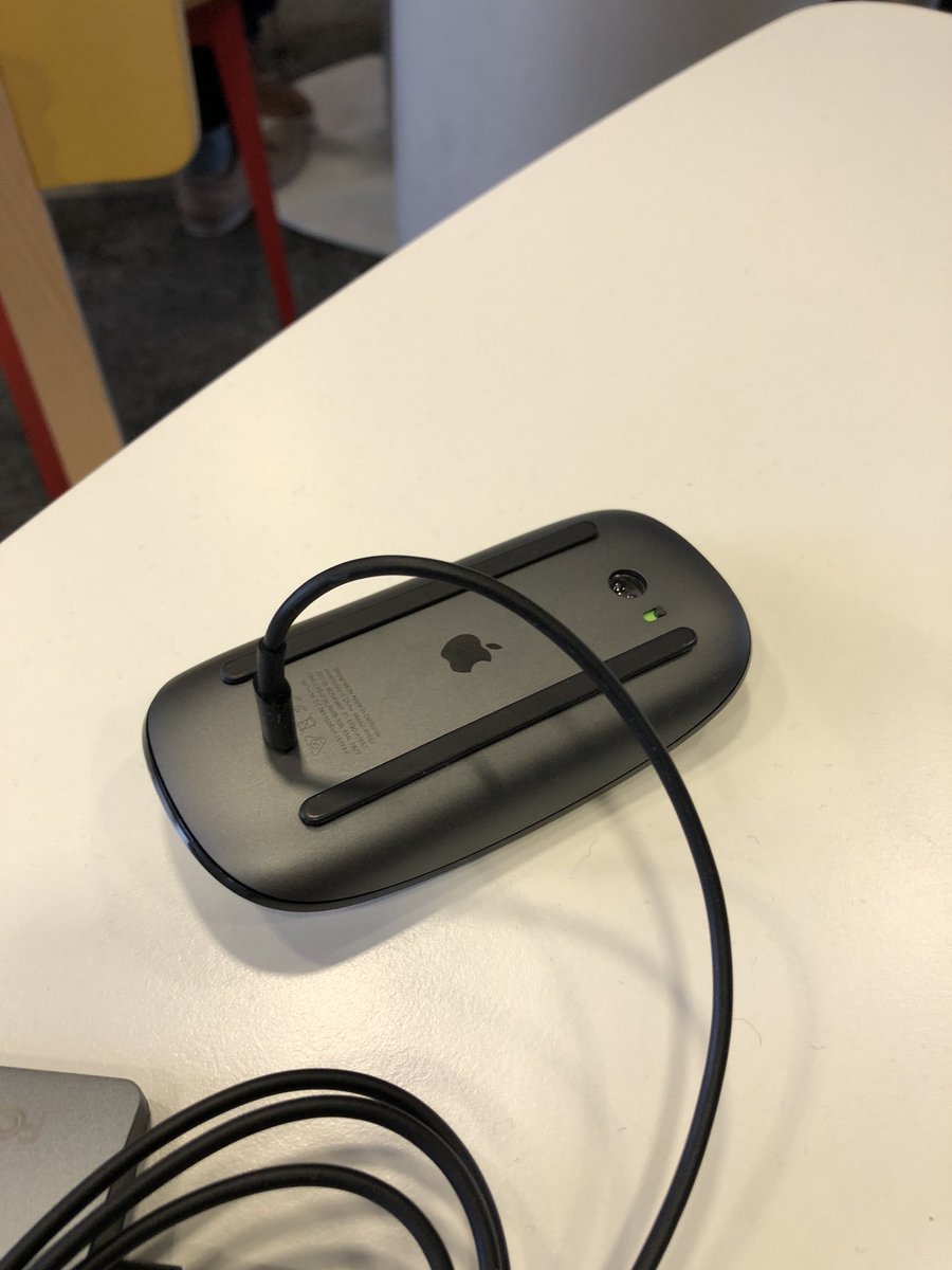elianamhr's tweet photo. Some seriously #baddesign who though of this way of charging a #mouse #apple #magicmouse #stupidtech 😹 https://t.co/8mAEounKKa