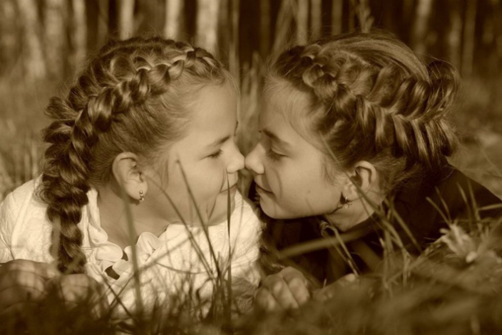 Две близняшки целуются — photo 9