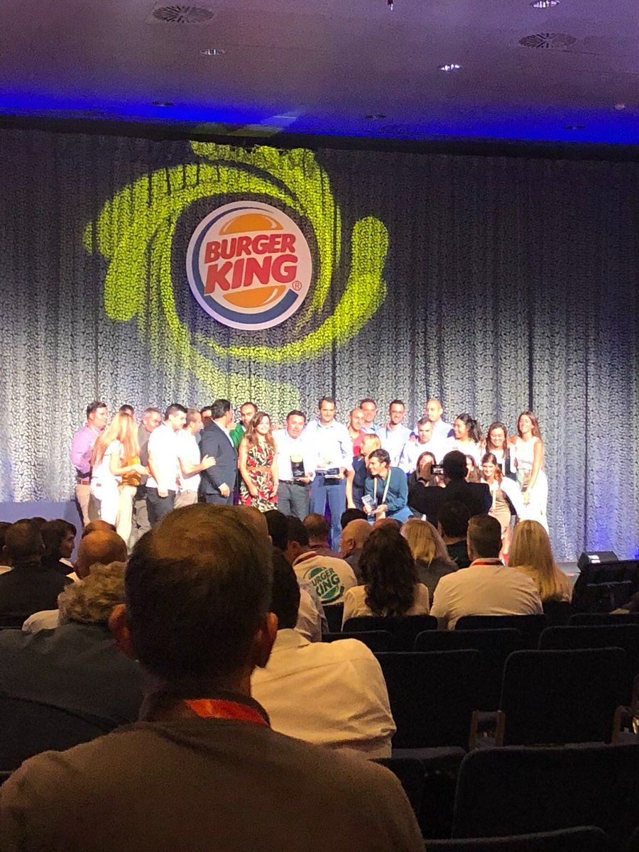EvaFlorz's tweet photo. #bkspain, Burger King España, mejor franquiciado del año y mejor equipo de marketing de Emea @burgerking Enhorabuena a todos los que han trabajado para alcanzar este éxito! @canalymedia #burgerkingemeaconvention https://t.co/quYU5l9qVu