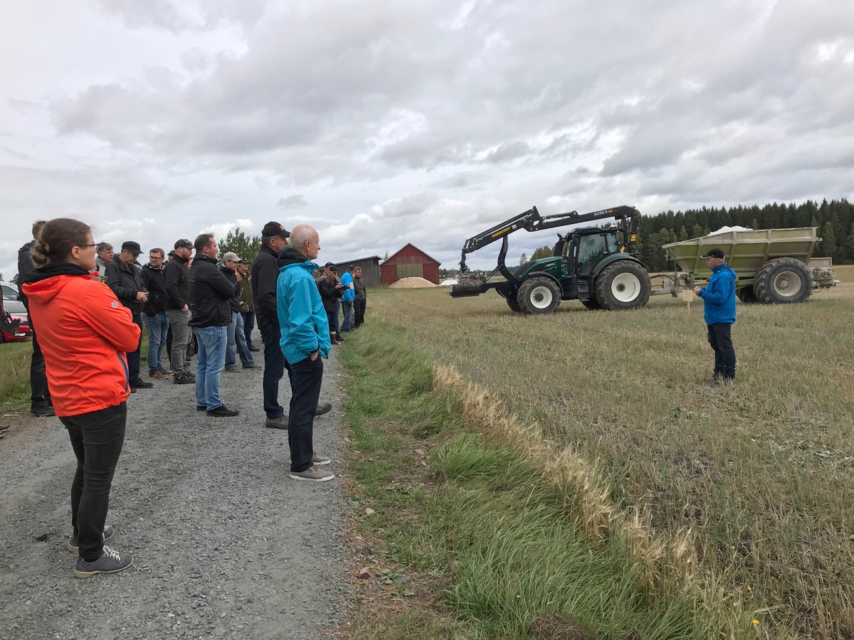 Kipsiä levitetään Loimaan suorakylvökokeisiin. Aihe kiinnostaa viljelijöitä. Runsas joukko tutustui koejärjestelyyn.#kipsi