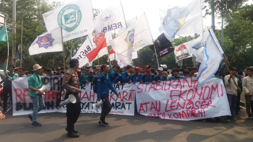 RanupsProSandi's tweet photo. Rencana Penyusupan Terendus, Aliansi Mahasiswa BEM SI Jabodetabek Tunda Aksi ke DPR dan pindah ke kemenkeu 14.9.18
#MahasiswaBergerak

#2019PrabowoPresiden
#2019GantiPresiden
#2019tetapAntiPKI

 https://t.co/vYcKBfqn2x https://t.co/WdXl68yI7i