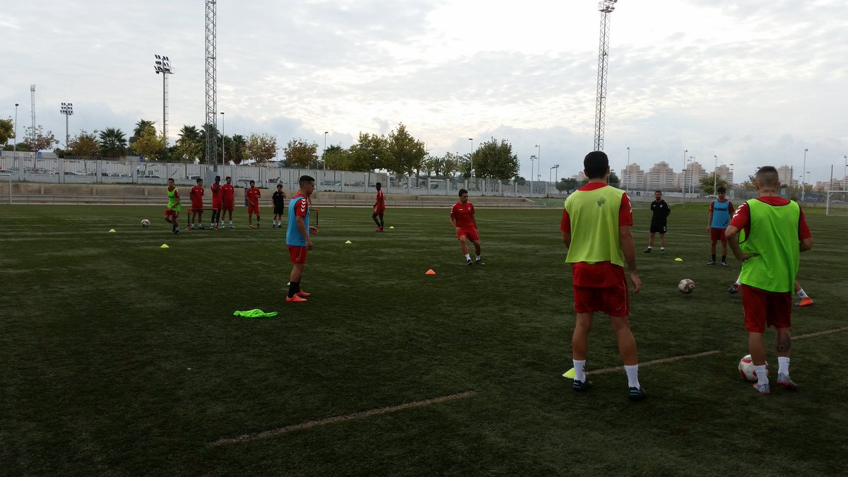 CDTorrevieja's tweet photo. 📷 |

🔵⚪⚽ Última sesión de entrenamiento de la semana | Last training session of the week.

#CDTorrevieja #AdelanteTorrevieja 💪 https://t.co/JoBjSEGDHf