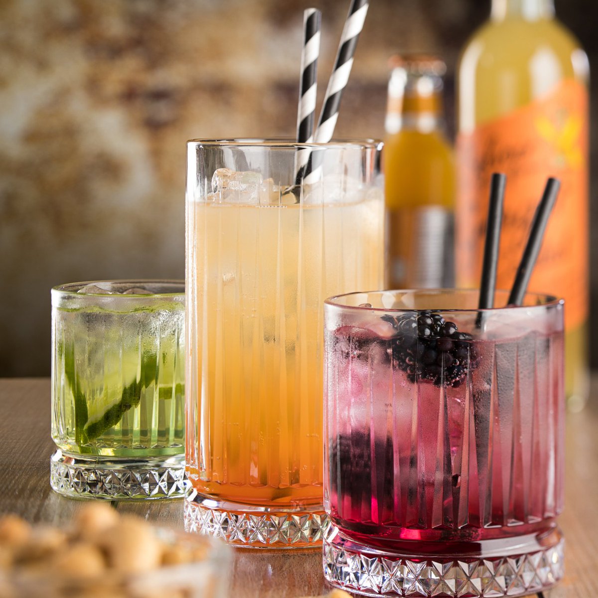 UtopiaTableware's tweet photo. The world has enough plastic straws, time to agree to move on and use biodegradable paper straws, which look more stylish too! #strawssuck #passonplastic #paperstraws #creativebar #useutopia #hospitality https://t.co/i1FDSoam8l