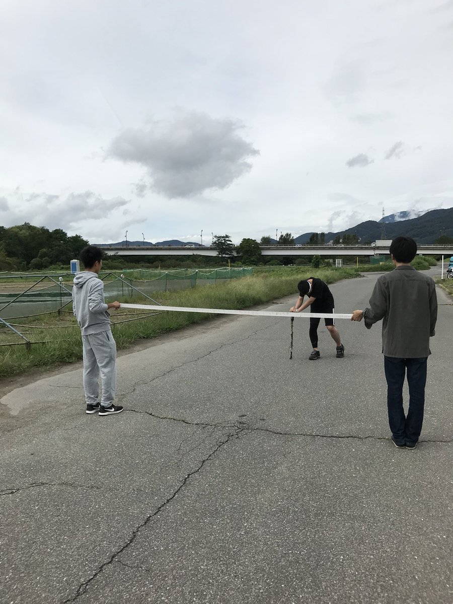 news_noa's tweet photo. 【24メートルマラソン】
杖をつきながらも正しいコースへ戻ってきたオタク
果たして彼はゴールすることができるのか⁉︎

待て次号 https://t.co/MiaAnsH76w