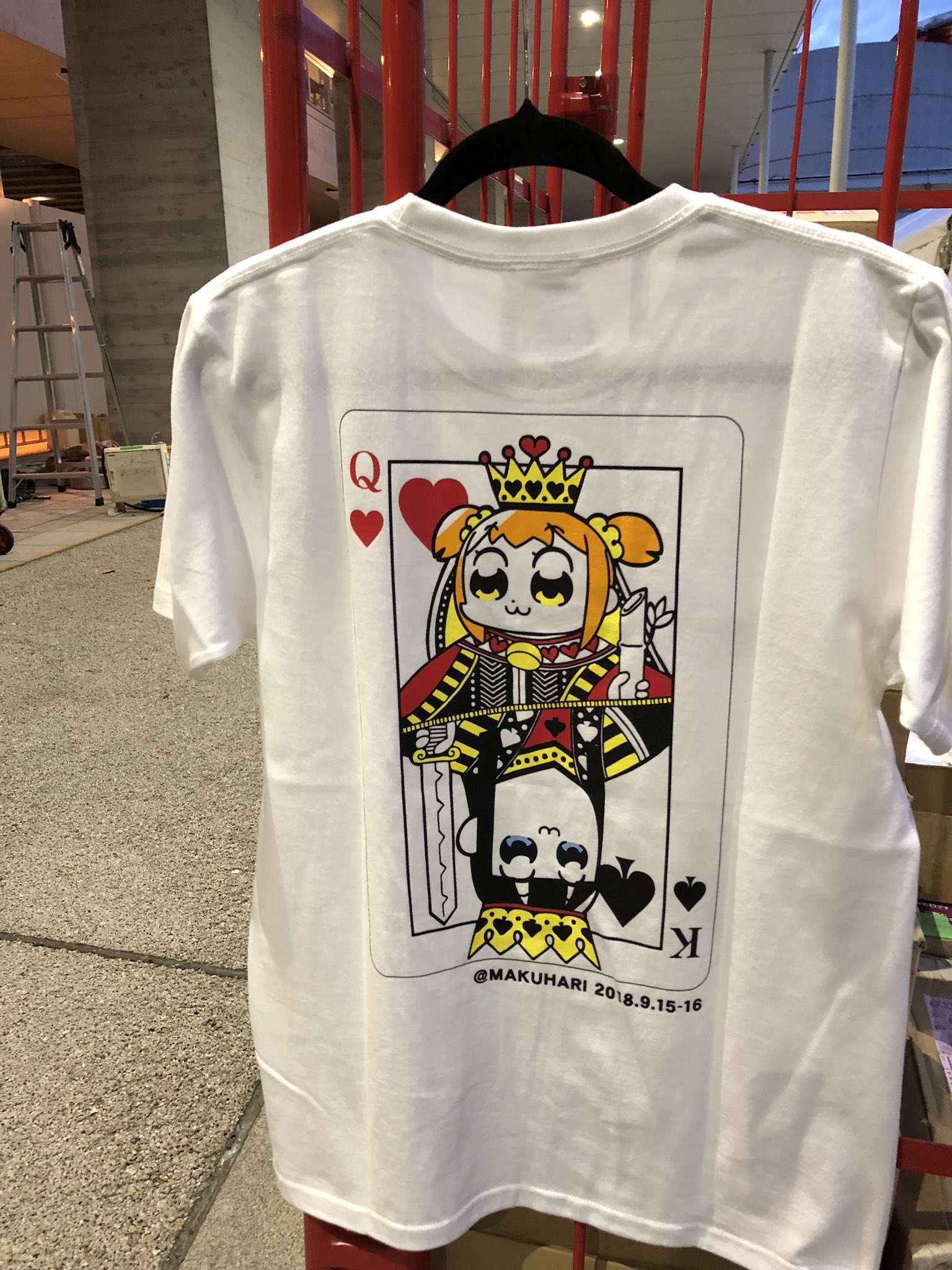 ポプテピピック ポップアップショップ Pop Cast Epic 限定商品のご紹介 その10 最後は Tシャツ 2種 各 3 000 King Queen柄 ネオン柄 ともに S M L Xlがございます ネオン柄のバックプリントは蓄光なので光りますぞー T Co 0lzhkcjd2v