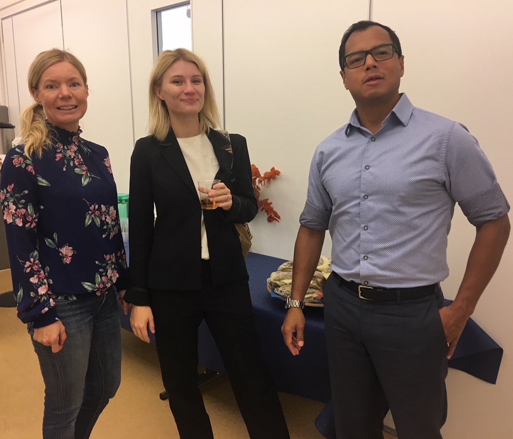 Handelsinstitut's tweet photo. Idag är det handledarutbildning hos oss. Det ingår som en självklar del när du tar emot studerande på LIA från oss! Här har vi tre av de 48 handledare som är med idag. På måndag öppnar vi vår antagning för fem spännande och jobbsäkra utbildningar, missa inte det!#schartau #yh https://t.co/AsrihDVwqV