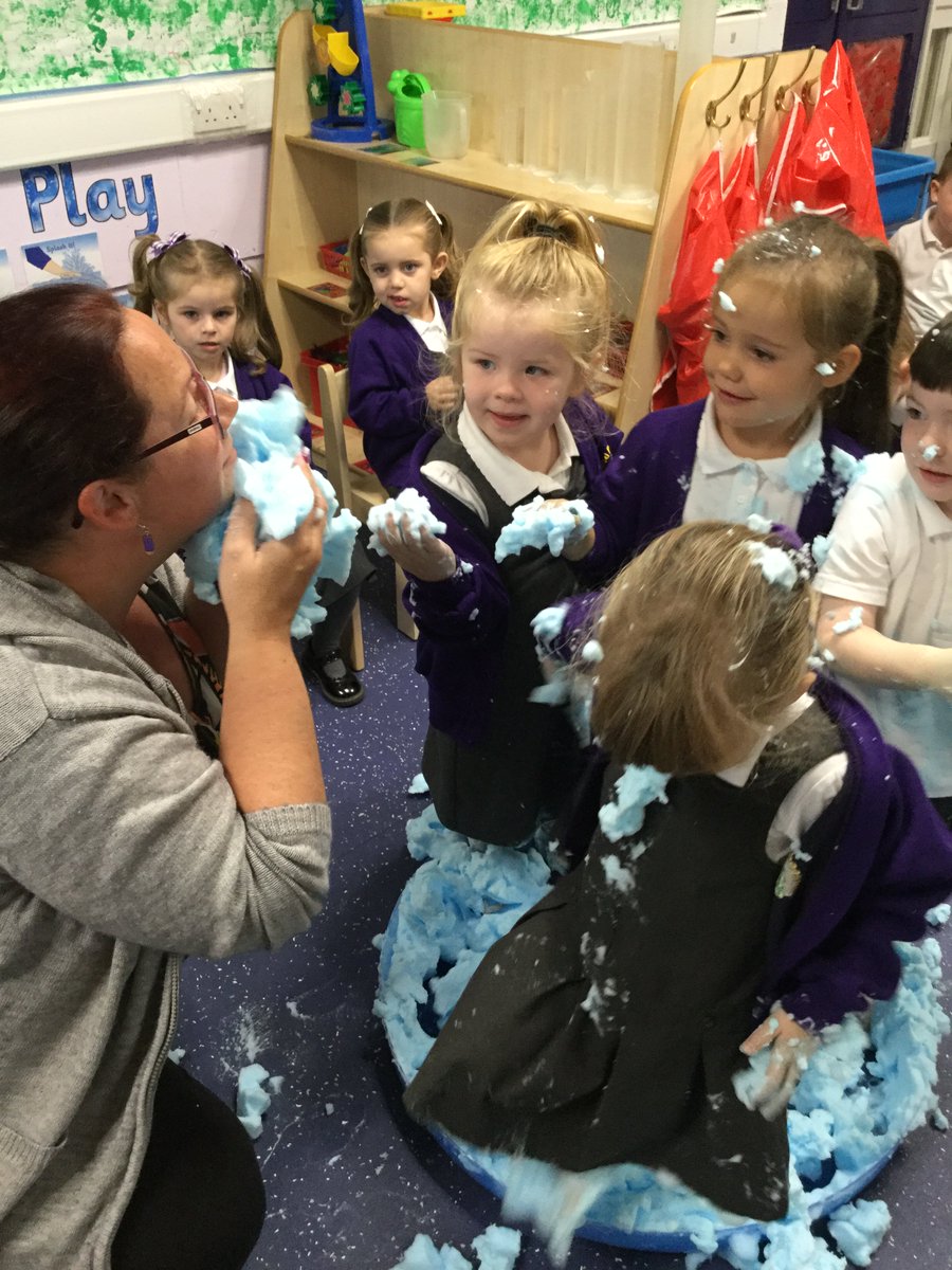 GarswoodNursery's tweet photo. "It feels fluffy, can we put our feet in it?" #SensoryExploration #FoamyFun #texture #malleable @GarswoodPrimary https://t.co/8Hy0eQfc9s