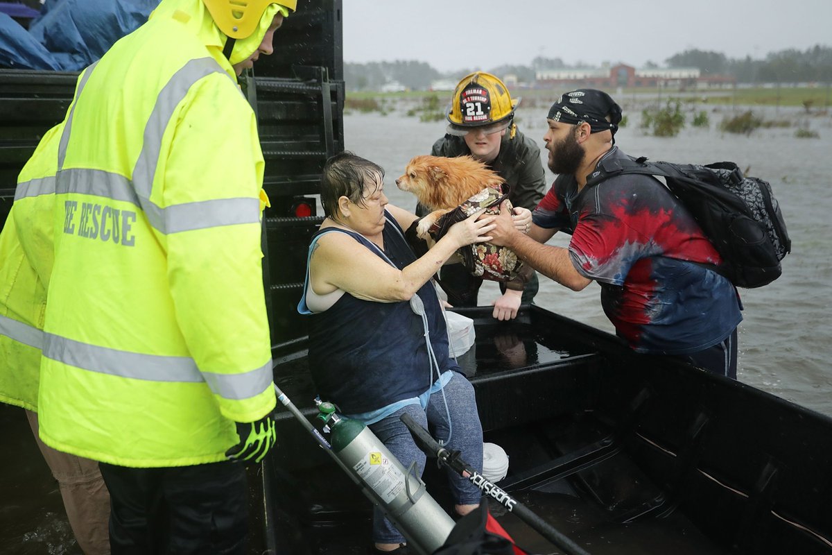 wcnc's tweet photo. HAPPENING RIGHT NOW: Water rescues underway in New Bern 
(Photo: Getty Images) #WCNCFlorence #HurricanFlorence https://t.co/D398I4LTPd
