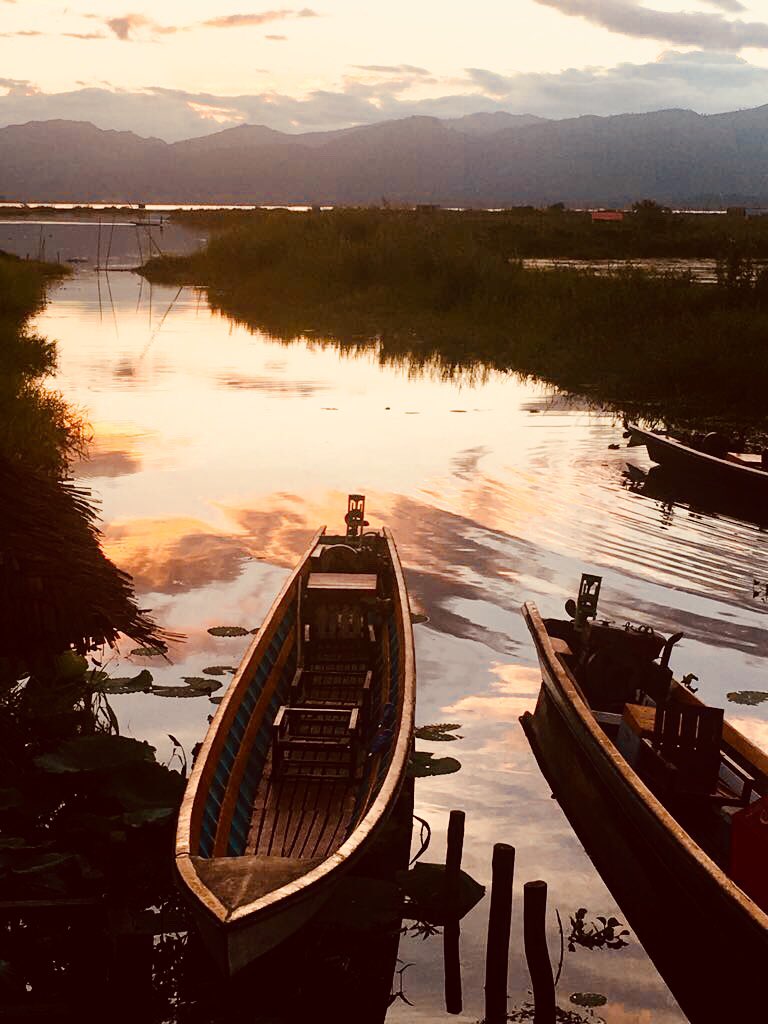 MiMundoTravel2's tweet photo. Estas preciosas fotos nos envía Mercedes Cánovas desde el #LagoInle. 9 viajeras que se nos han ido a #Myanmar #Birmania #viajes #viajar #travel #Asia https://t.co/fjKsguVHyf