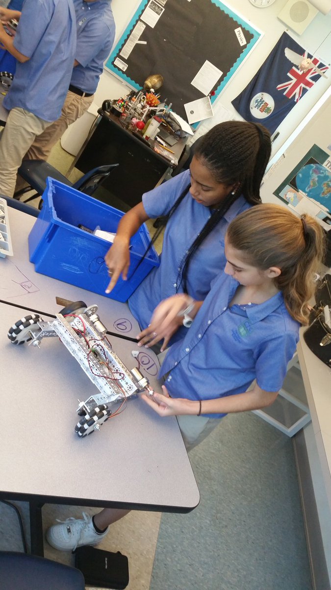 szeryksscience's tweet image. Interesting gear designs and great team work today! #tetrixrobotics #cisinspires
