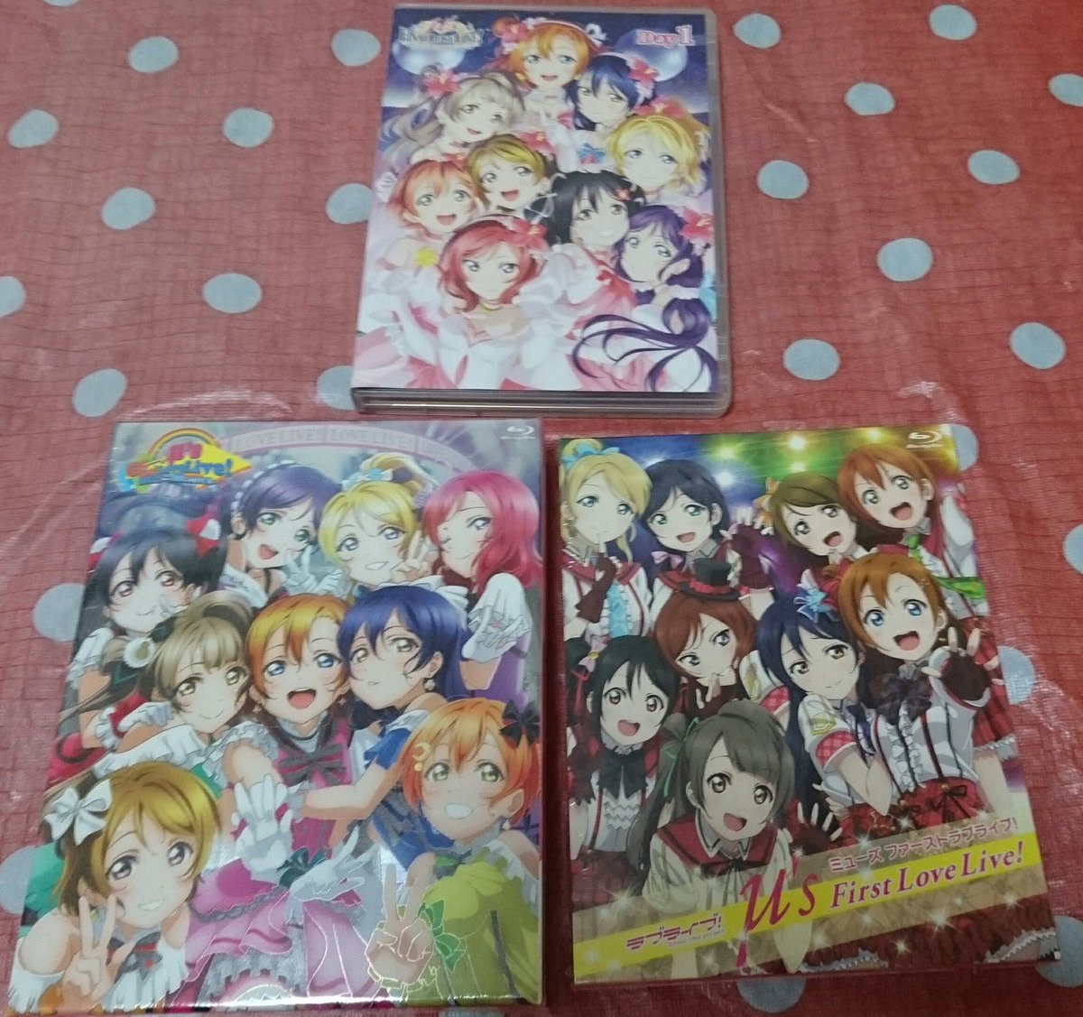 Aqours_sougo's tweet photo. Aqours 4thチケット当たらないので少しの間μ'sに逃げて現実逃避します笑(こんなこともあろうかとμ'sのblu-ray買い溜めしておいた笑)
#μs
#GoGoLoveLive!
#FirstLoveLive! https://t.co/KWneE6Cp6c