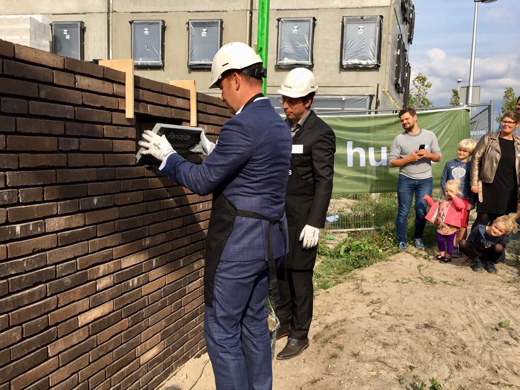 KlaasVerschuure's tweet photo. Het hoogste punt van Parkzijde in Leidsche Rijn is vandaag bereikt! De gevelsteen herinnert aan deze heugelijke dag voor de bewoners van de 34 duurzame nieuwbouwwoningen. Allen, van harte gefeliciteerd met jullie mooi woning! https://t.co/wbxgMERMqw