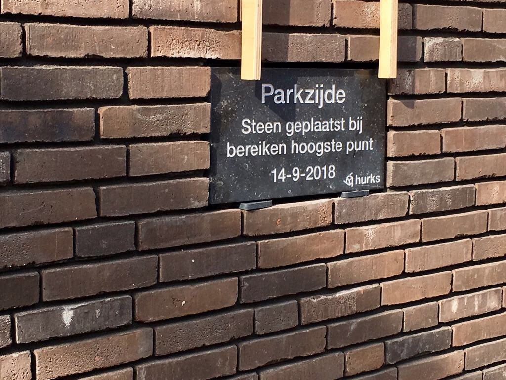 KlaasVerschuure's tweet photo. Het hoogste punt van Parkzijde in Leidsche Rijn is vandaag bereikt! De gevelsteen herinnert aan deze heugelijke dag voor de bewoners van de 34 duurzame nieuwbouwwoningen. Allen, van harte gefeliciteerd met jullie mooi woning! https://t.co/wbxgMERMqw