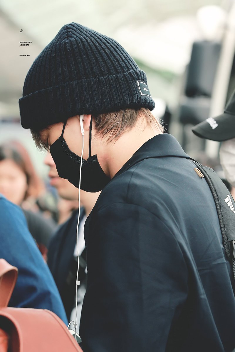 지난 데뷔 6주년에 선물한 우영미 18SS 컬렉션 재킷입니다. 군더더기 없는 디자인이라 종인이가 휘뚜루마뚜루 입기 좋을 것 같아요😊 뒤쪽 메탈 시그니처가 특히 마음에 들었었는데 뒷모습을 보지 못해 조금 아쉽지만 자다 깨서 베개에 눌린 자국이 보이는 걸로 저는 그저 행복한 사람...🙆‍♀️