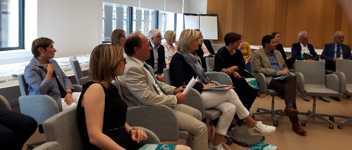 crevits's tweet photo. Leven, leren en werken in 2050. Presentatie Visie2050 door een groep van 16 fris- en dwarsdenker in de wereld van onderwijs en werk #LLW2050 @philippemuyters https://t.co/n3Hm3kC2NG
