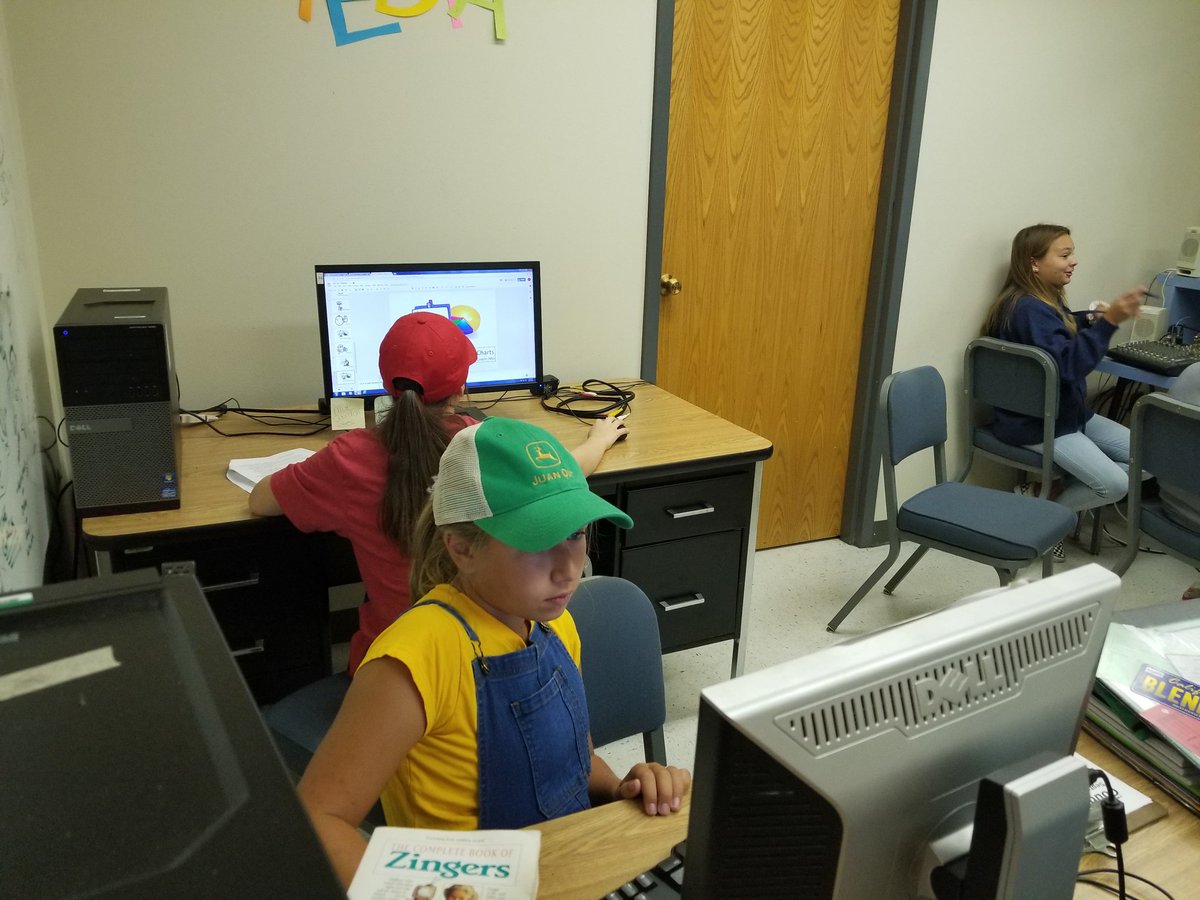 IronsCougars's tweet photo. Great things happening in the Cougar TV lab! We are fully operational and running with the ball! @LubbockISD @LubbockISDCTE #CTV https://t.co/hD3T4Oym6R