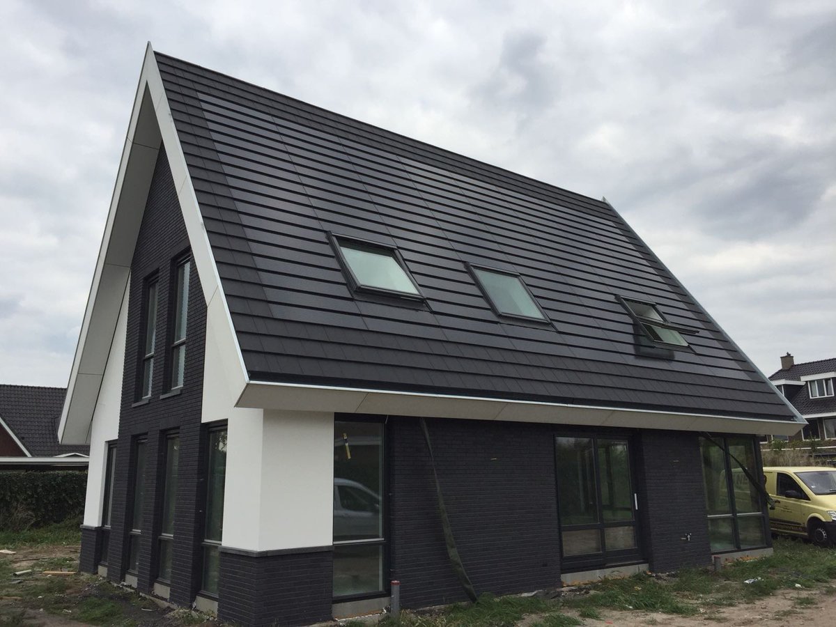 Mooie mix van #gevelstenen, gevelstucwerk en houten gevelbekleding. De #zonnepanelen zijn geïntegreerd met de belijning van de #dakpannen en #dakramen.