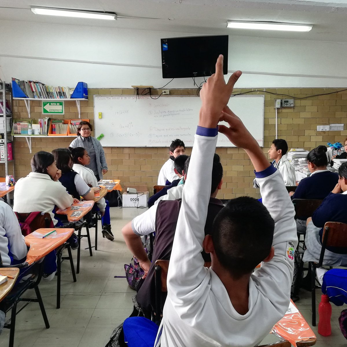 alejandro_unk's tweet photo. La colectiva de @BlackBoxSex habla sobre #DerechosSexuales con estudiantes de la Telesecundaria Margarita Chjorne y Salazar como parte del proyecto #ColectivosConstruyendoFuturo de @MUCD.

Una juventud con resiliencia es una juventud informada. https://t.co/p5yqWE5zmI