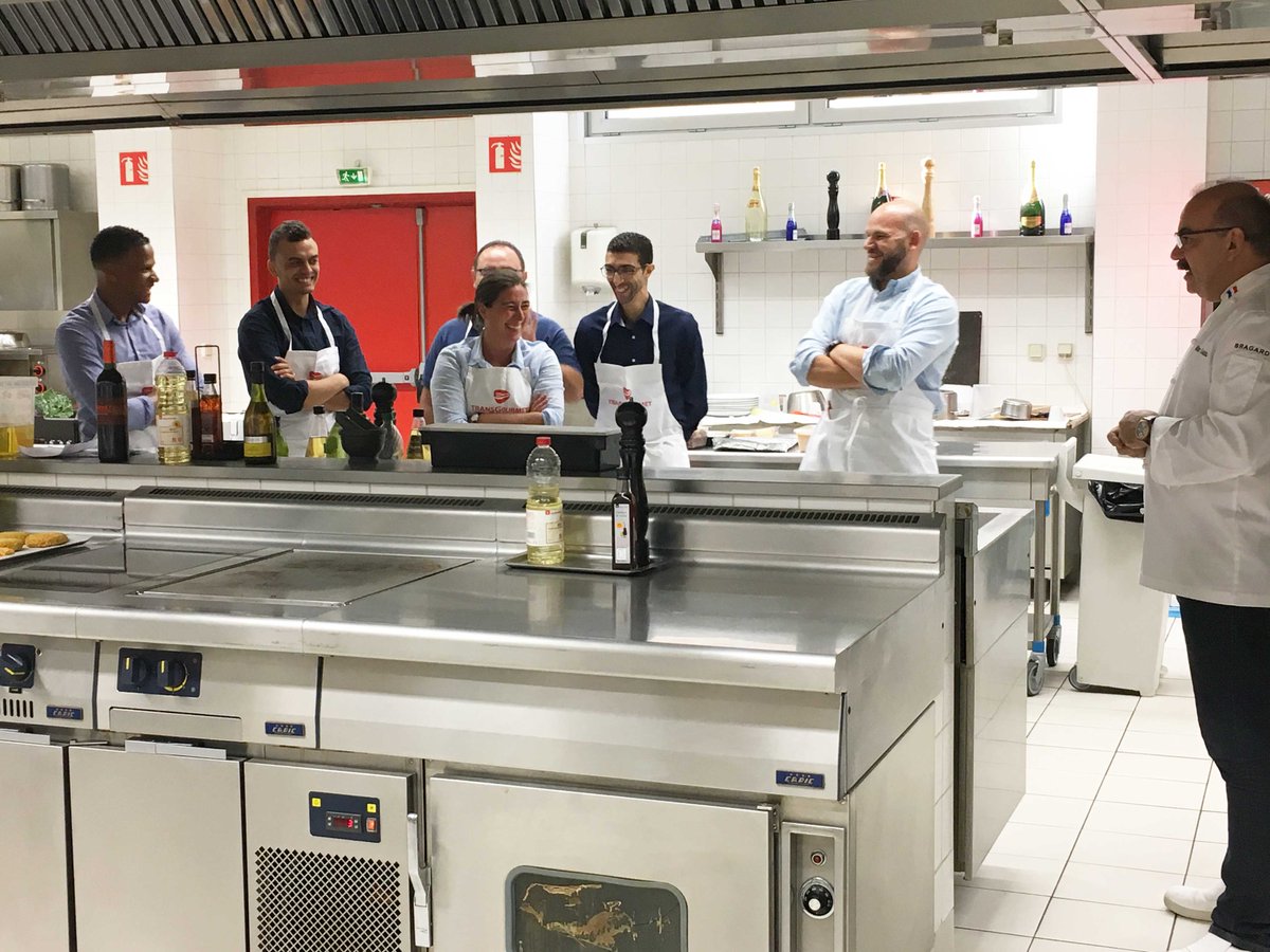 transgourmet_fr's tweet image. Ce matin dans nos cuisines, l'équipe de @Monoprix a découvert et mis en oeuvre les nouvelles recettes de sandwichs bientôt disponibles dans les #MonopDaily et #LaCantineMonoprix 😋 ! Une formation dispensée par @marcgalais, responsable du Pôle Culinaire chez #Transgourmet !