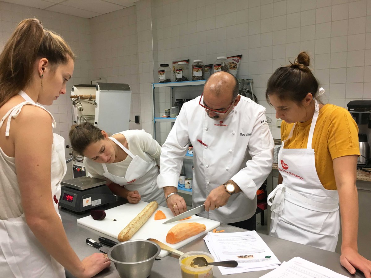 transgourmet_fr's tweet image. Ce matin dans nos cuisines, l'équipe de @Monoprix a découvert et mis en oeuvre les nouvelles recettes de sandwichs bientôt disponibles dans les #MonopDaily et #LaCantineMonoprix 😋 ! Une formation dispensée par @marcgalais, responsable du Pôle Culinaire chez #Transgourmet !