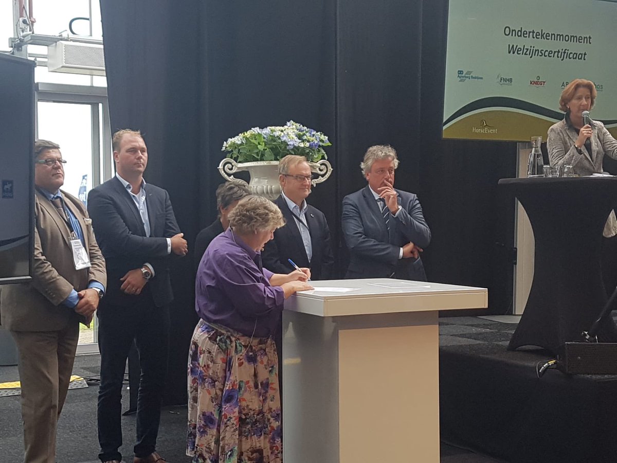 LTO Paardenhouderij ondertekent de samenwerking voor het Keurmerk Paard en Welzijn samen met <a href="/KNHSNederland/">KNHS</a>, <a href="/FNRS_ondernemer/">FNRS - ondernemers</a> en FNHO. Samen één welzijnskeurmerk voor de sector!