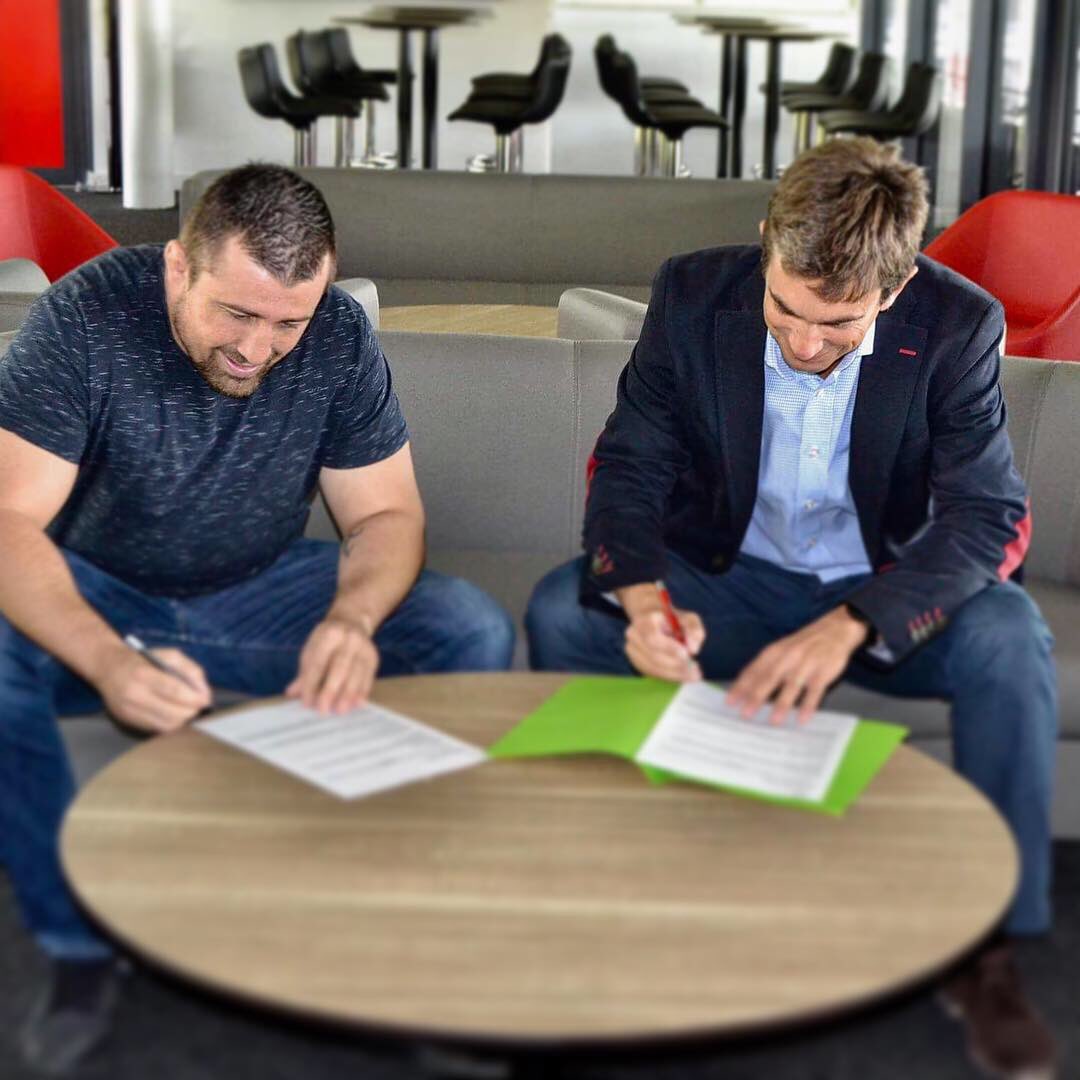 LeLOURugby's tweet photo. ✍🏼 +3 ans pour notre talonneur @ivaldimika qui prolonge jusqu’en 2022 avec le #LOU 💪🏼 en attendant d’autres ! https://t.co/0RkM5Tor9Q