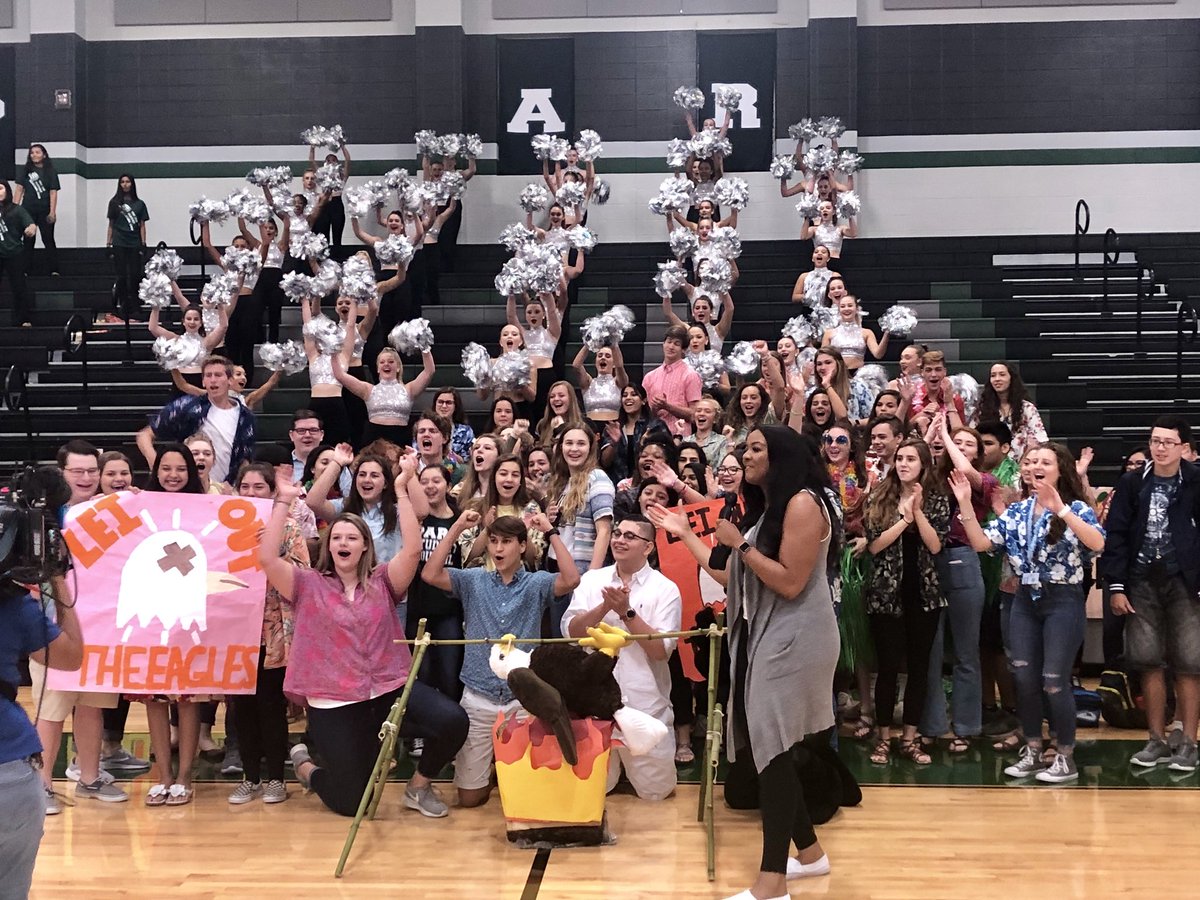 KPHS is LIVE with @JanelKHOU for the Football Friday Pep Rally! I think the students are ready for their game tonight!